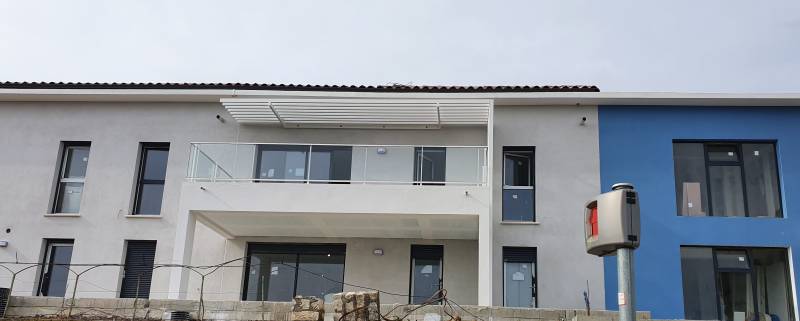 Pose de fenêtres PVC grise anthracite à Martigues pour construction de maison neuve